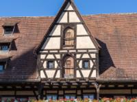 Giebel und Blumen an Gebäudetrakt in der Alten Hofhaltung - Bamberg